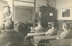 818301 Afbeelding van onderwijzer P. van Dorssen (1885-1957) in een klas van de Nederlands Hervormde Gemeenteschool nr. ...